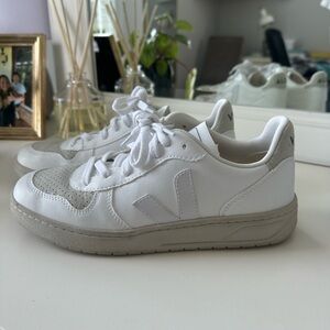 VEJA V-10: Women’s